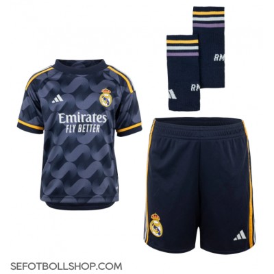 Billiga Real Madrid Jude Bellingham #5 Barnkläder Borta fotbollskläder till baby 2023-24 Kortärmad (+ Korta byxor)